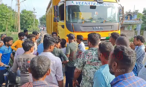 மணல் லாரிகளை சிறைபிடித்து இளைஞர்கள் போராட்டம்