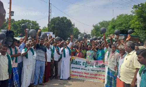 கருப்பு பலூன் ஏந்தி விவசாயிகள் நூதன போராட்டம் கருப்பு பலூன் ஏந்தி விவசாயிகள் நூதன போராட்டம்