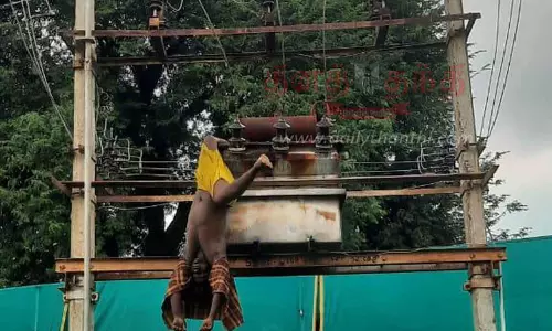 டிரான்ஸ்பார்மரில் ஏறி கோளாறை சரி செய்ய முயன்ற வாலிபர் கருகி சாவு