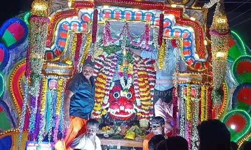 நரசிம்மர் கோவிலில் லட்சக்கணக்கில் தேங்காய் உடைத்து பக்தர்கள் வழிபாடு