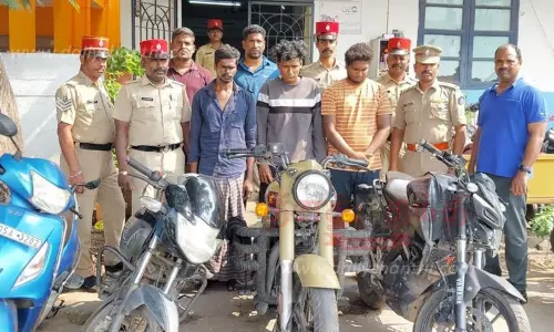 மோட்டார் சைக்கிள்கள் திருடிய 3 பேர் கைது