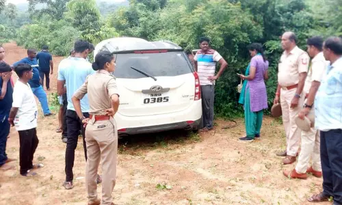 கர்நாடக மாநில மது பாக்கெட்டுகளுடன் தடுப்புகளை உடைத்து சென்ற சொகுசு கார் கர்நாடக மாநில மது பாக்கெட்டுகளுடன் தடுப்புகளை உடைத்து சென்ற சொகுசு கார்