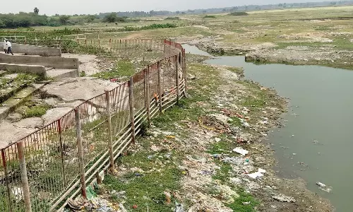 குப்பைக்கிடங்காக மாறிய இடும்பன்குளம்