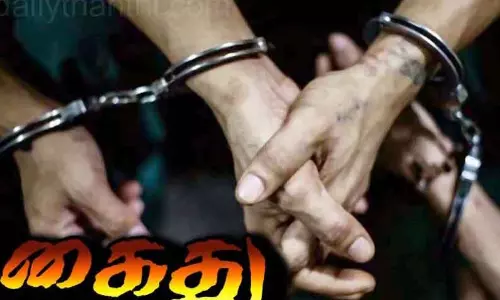 லாட்டரி சீட்டுகள், மது விற்ற 4 பேர் கைது லாட்டரி சீட்டுகள், மது விற்ற 4 பேர் கைது