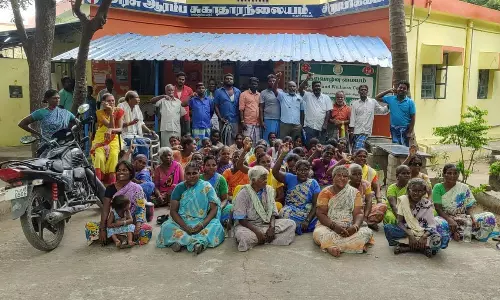 ஆம்புலன்ஸ் வசதி கேட்டு சிறுபாக்கம் கிராம மக்கள் ஆர்ப்பாட்டம் ஆம்புலன்ஸ் வசதி கேட்டு சிறுபாக்கம் கிராம மக்கள் ஆர்ப்பாட்டம்