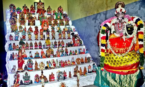 நவராத்திரி விழாவையொட்டி கடலூர் கோவில்கள், வீடுகளில் கொலு வைத்து பொதுமக்கள் வழிபாடு நவராத்திரி விழாவையொட்டி கடலூர் கோவில்கள், வீடுகளில் கொலு வைத்து பொதுமக்கள் வழிபாடு