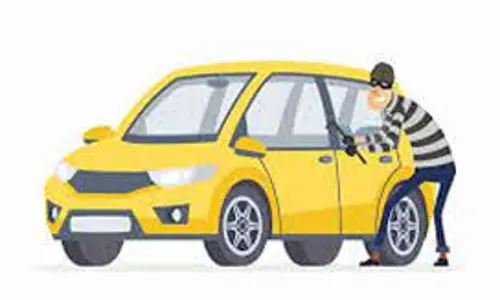 சேலத்தில் ஓட்டல் அதிபரின் கார் கடத்தல்போலீசார் விசாரணை