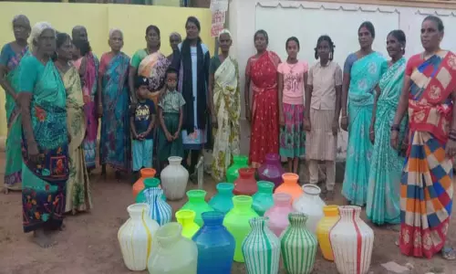 உடன்குடி அருகேயுள்ள சிதம்பரபுரத்தில் ஒரு மாதமாக குடிநீர் தட்டுப்பாடு ஏற்பட்டுள்ளதை கண்டித்து காலிகுடங்களை நடுதெருவில் வைத்து பெண்கள் ஆர்ப்பாட்டம் நடத்தினர்