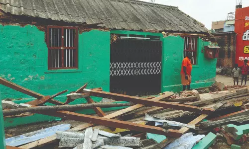 சமுதாய நலக்கூடம் இடிந்து விழுந்து 3 வாலிபர்கள் பலி