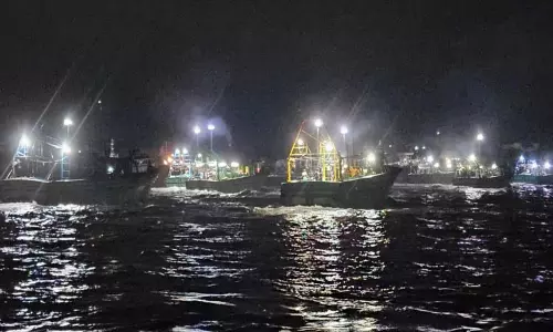 தூத்துக்குடியில் 6 நாட்களுக்கு பிறகு விசைப்படகு மீனவர்கள் திங்கட்கிழமை கடலுக்கு மீன்பிடிக்க சென்றனர்.