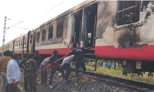 அகமதுநகர் அருகே ஓடும் ரெயிலில் பயங்கர தீ; பயணிகள் காயமின்றி தப்பினர்