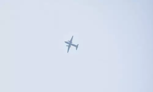 தாழ்வாக பறந்தபடி வானில் வட்டமடித்த விமானம்