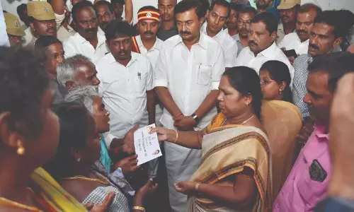 கொழுமம் விபத்தில் உயிரிழந்தவர்கள் குடும்பத்துக்கு தலா ரூ.2 லட்சம் நிதியுதவி