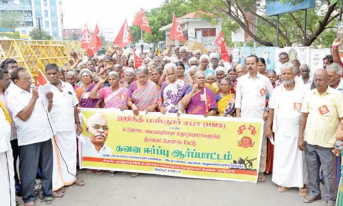 அமைப்புசாரா தொழிலாளர்கள் ஆர்ப்பாட்டம் அமைப்புசாரா தொழிலாளர்கள் ஆர்ப்பாட்டம்