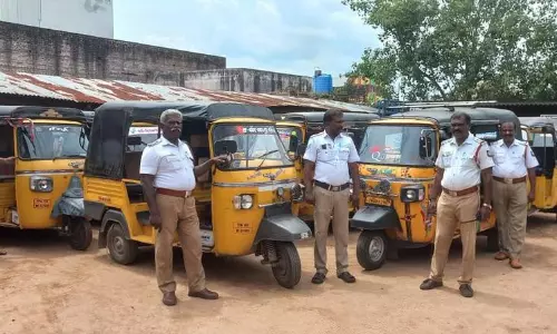 தகுதிச்சான்று இல்லாத 18 ஆட்டோக்கள் பறிமுதல்