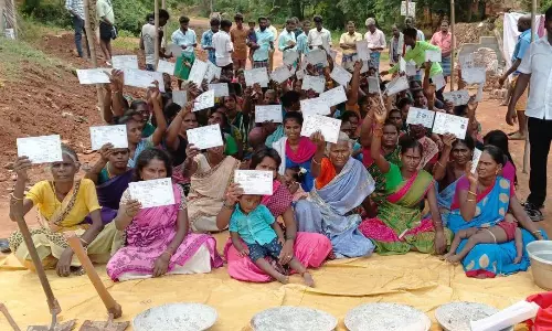 100 நாள் வேலை கேட்டு பெண்கள் தர்ணா 100 நாள் வேலை கேட்டு பெண்கள் தர்ணா