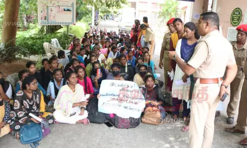 பாரதிதாசன் கல்லூரி மாணவிகள் போராட்டம்