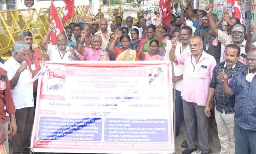 கட்டுமான தொழிலாளர்கள் ஆர்ப்பாட்டம் கட்டுமான தொழிலாளர்கள் ஆர்ப்பாட்டம்