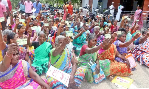 ரேஷன் கார்டுகளுடன் பெண்கள் தர்ணா ரேஷன் கார்டுகளுடன் பெண்கள் தர்ணா