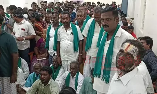 பயிர் பாதிப்பு நிவாரணம் வழங்க கோரி விவசாயிகள் திடீர் போராட்டம்