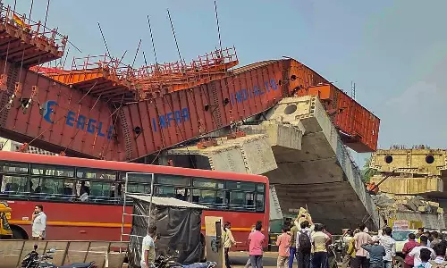 ரத்னகிரியில் கட்டுமான பணிகள் நடந்து வந்த மேம்பாலம் இடிந்து விழுந்ததால் பரபரப்பு