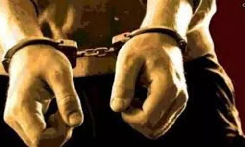 வியாபாரியை காரில் கடத்திய 4 பேர் கைது