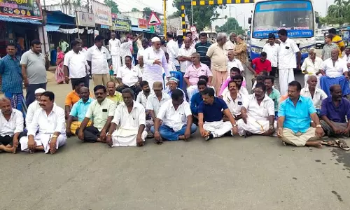 சாமல்பட்டி ரெயில்வே தரைப்பாலத்தில் தேங்கும் தண்ணீரை வெளியேற்றகோரி பொதுமக்கள் சாலை மறியல்