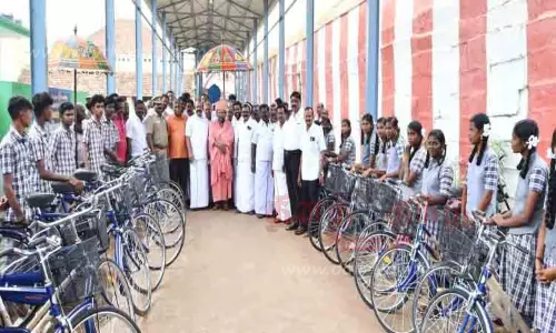 மாணவர்களின் உடல்நலத்தை பாதுகாத்திட விலையில்லா சைக்கிள்கள்