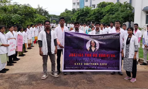 அரசு மருத்துவக்கல்லூரி மாணவர்கள் மனிதசங்கிலி போராட்டம்