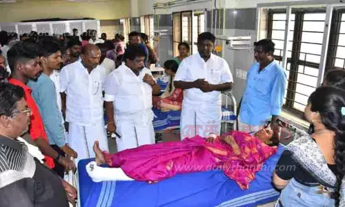 கல்லூரி பஸ்-மினி லாரி மோதல்; மாணவர்கள் உள்பட 25 பேர் காயம் கல்லூரி பஸ்-மினி லாரி மோதல்; மாணவர்கள் உள்பட 25 பேர் காயம்