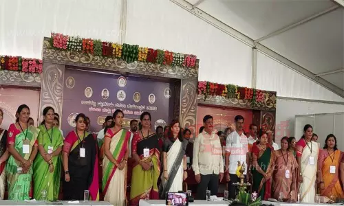 பெண்கள் சுயநலத்துடன் வாழ வேண்டும்  மந்திரி எச்.சி.மகாதேவப்பா பேச்சு