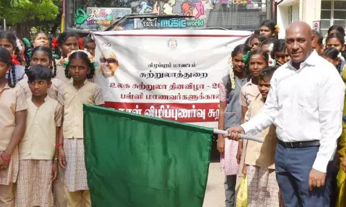 உலக சுற்றுலா தின விழாவை முன்னிட்டு பள்ளி விடுதி மாணவிகளின் விழிப்புணர்வு சுற்றுலா-கலெக்டர் பழனி வாழ்த்தி அனுப்பி வைத்தார்