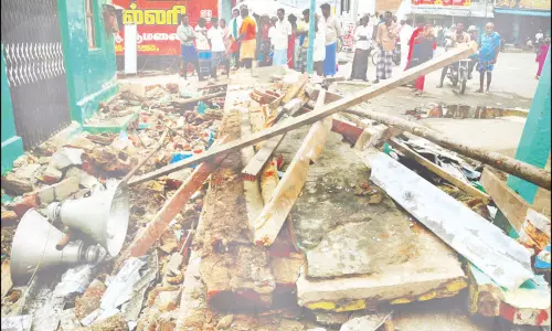 சமுதாய நலக்கூடம் இடிந்து 3 வாலிபர்கள் பலி