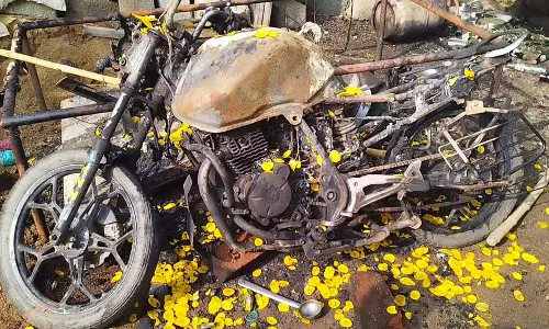 கஞ்சா போதையில் தன் வீட்டுக்கு தீ வைத்தவரால் பரபரப்பு