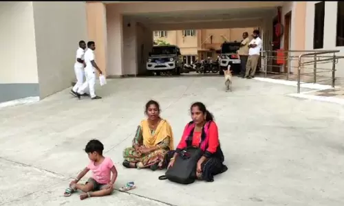 குழந்தையுடன் அக்காள், தங்கை தர்ணா போராட்டம்