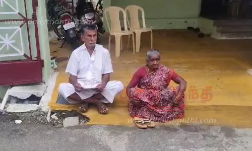 நிலம் விற்ற பணத்தை கொடுக்காத தொழில் அதிபர் வீட்டின் முன்பு வயதான தம்பதி தர்ணாஈரோட்டில் பரபரப்பு நிலம் விற்ற பணத்தை கொடுக்காத தொழில் அதிபர் வீட்டின் முன்பு வயதான தம்பதி தர்ணாஈரோட்டில் பரபரப்பு