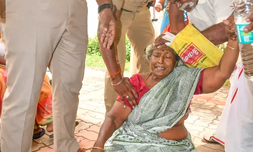 தஞ்சை கலெக்டர் முன்பு தீக்குளிக்க முயன்ற மூதாட்டி