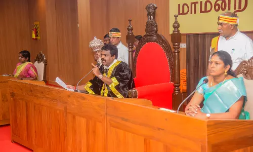 கவுன்சிலர்கள் பேசி கொண்டிருந்த போதே கூட்டத்தை முடித்த மேயர்