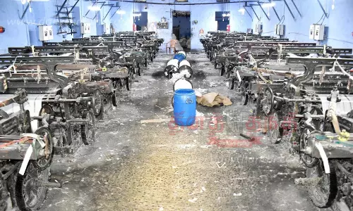 ரயான் துணி உற்பத்தி பாதிப்பு:விசைத்தறிகள் நிறுத்தப்பட்டதால் தொழிலாளர்கள் வேலை இழப்பு ரயான் துணி உற்பத்தி பாதிப்பு:விசைத்தறிகள் நிறுத்தப்பட்டதால் தொழிலாளர்கள் வேலை இழப்பு