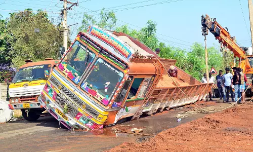செங்கல் பாரம் ஏற்றி வந்த லாரி சிக்கியது செங்கல் பாரம் ஏற்றி வந்த லாரி சிக்கியது