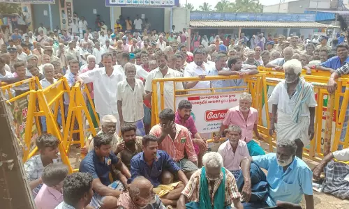 டாஸ்மாக் கடையை இடமாற்றம் செய்ய எதிர்ப்பு தெரிவித்து மதுப்பிரியர்கள் போராட்டம்