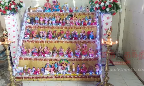 வண்டுவாஞ்சேரி வண்டுறைமாரியம்மன் கோவிலில் நவராத்திரி கொலு