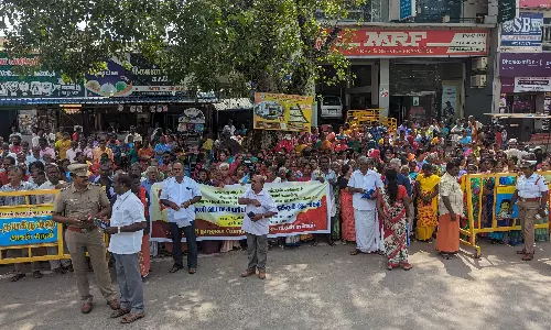 இலவச வீட்டுமனை பட்டா கேட்டு மனு கொடுக்கும் போராட்டம் இலவச வீட்டுமனை பட்டா கேட்டு மனு கொடுக்கும் போராட்டம்