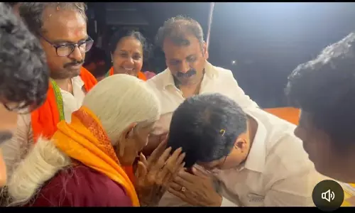 பாப்பம்மாள் பாட்டியிடம் ஆசி பெற்ற மத்திய மந்திரி பியூஸ்கோயல் பாப்பம்மாள் பாட்டியிடம் ஆசி பெற்ற மத்திய மந்திரி பியூஸ்கோயல்