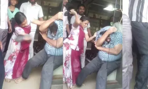 நகைக்கடை உரிமையாளரை செருப்பால் தாக்கிய பெண் நகைக்கடை உரிமையாளரை செருப்பால் தாக்கிய பெண்