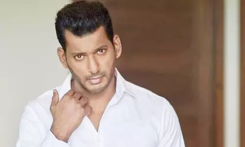 நிர்வாகிகளுக்கு தன் கைகளினாலேயே உணவு பரிமாறிய விஷால் நிர்வாகிகளுக்கு தன் கைகளினாலேயே உணவு பரிமாறிய விஷால்