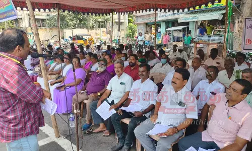 மாநகராட்சி பணியாளர்கள் உண்ணாவிரத போராட்டம்