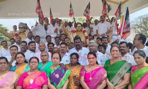 எம்.ஜி.ஆர்., ஜெயலலிதா சிலைக்கு கட்சி நிர்வாகிகள் மாலை அணிவித்து மரியாதை