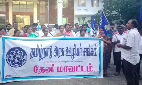 அரசு ஊழியர் சங்கத்தினர் ஆர்ப்பாட்டம்