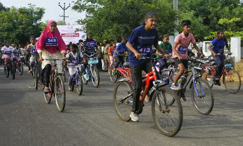 பள்ளி மாணவ-மாணவிகளுக்கு சைக்கிள் போட்டி